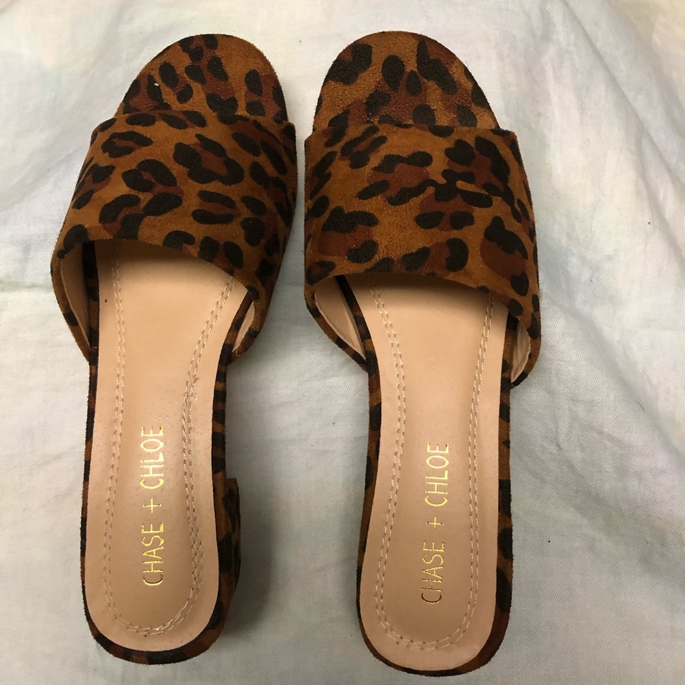 NWOT Chase And Chloe leopard print slip on sandals